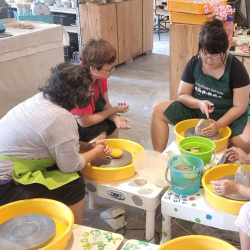 Six Trees Art & Pottery | E61【主打成人长期课】古法拉坯和手捏 (咨询)